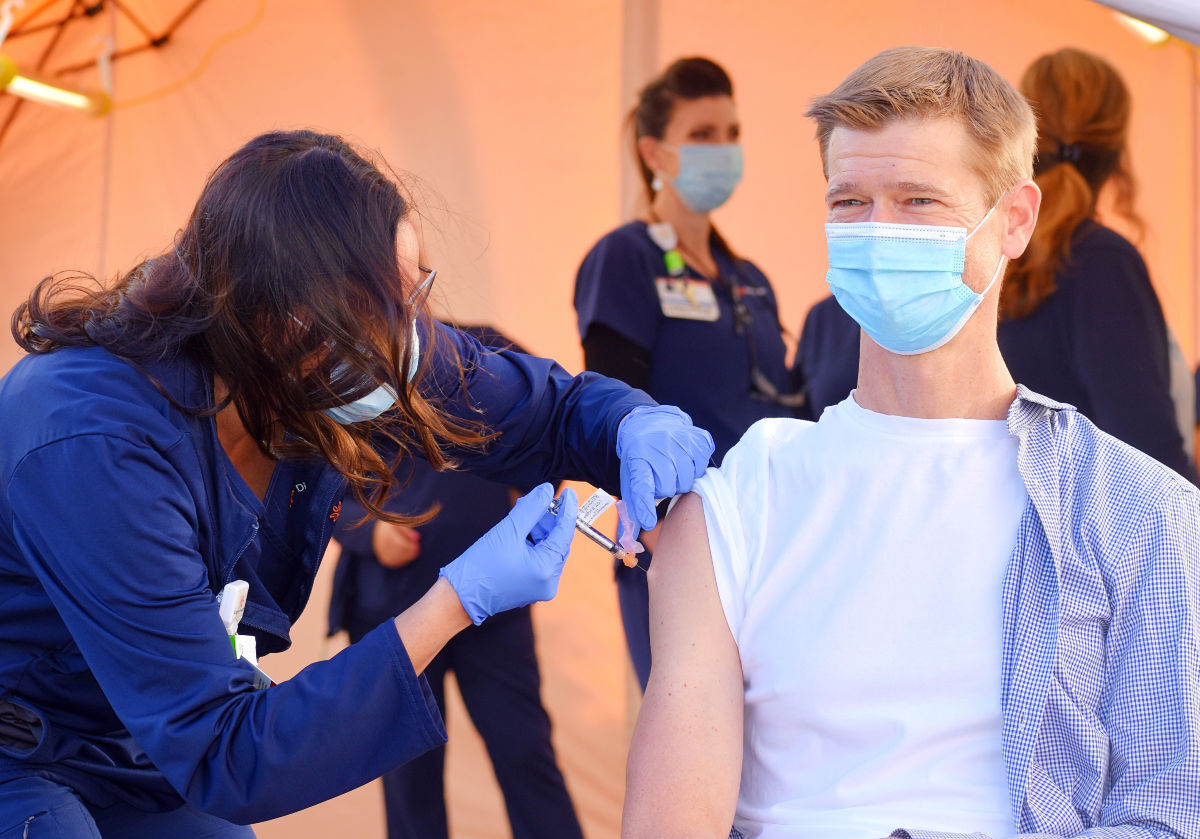 121720-smt-news-pfizer-vaccines-002